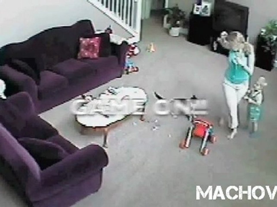 Kat valt babysitter aan