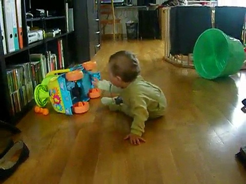 premiers pas à 4 pattes... faut s'entrainer hein !