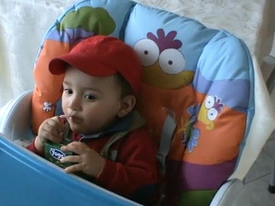 il mio primo succo di  frutta con la cannuccia