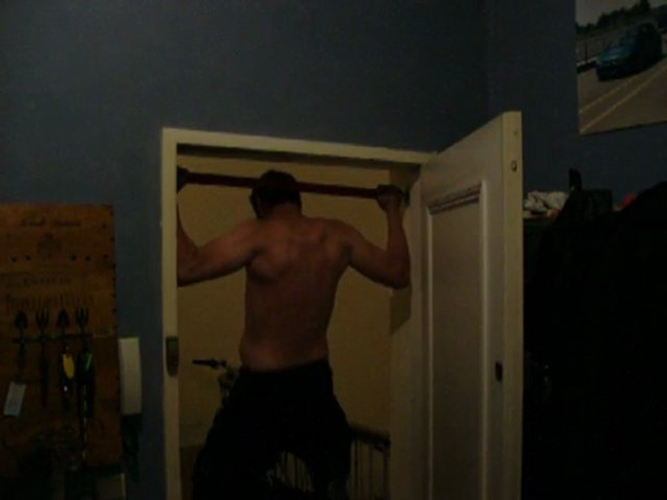 traction derrière la nuque barre fixe