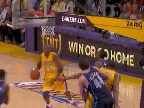 Kobe Bryant gives the nice interior pass to Andrew Bynum for