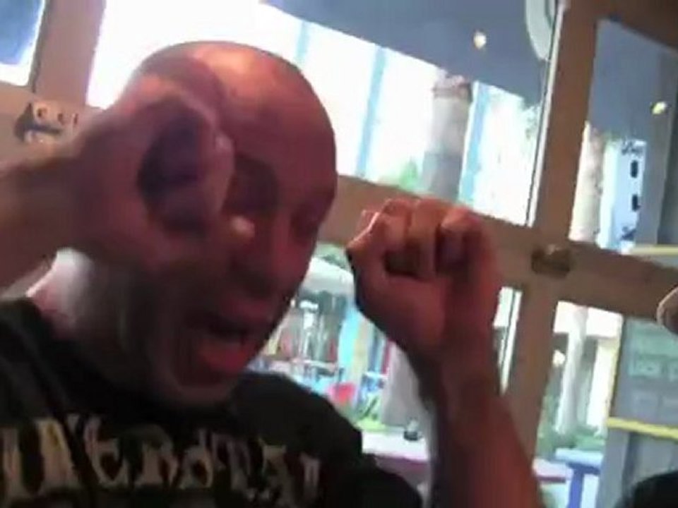 Wanderlei giving advice to kid