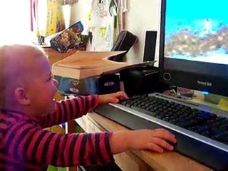 Fou rire de Nina devant Scrat et son gland