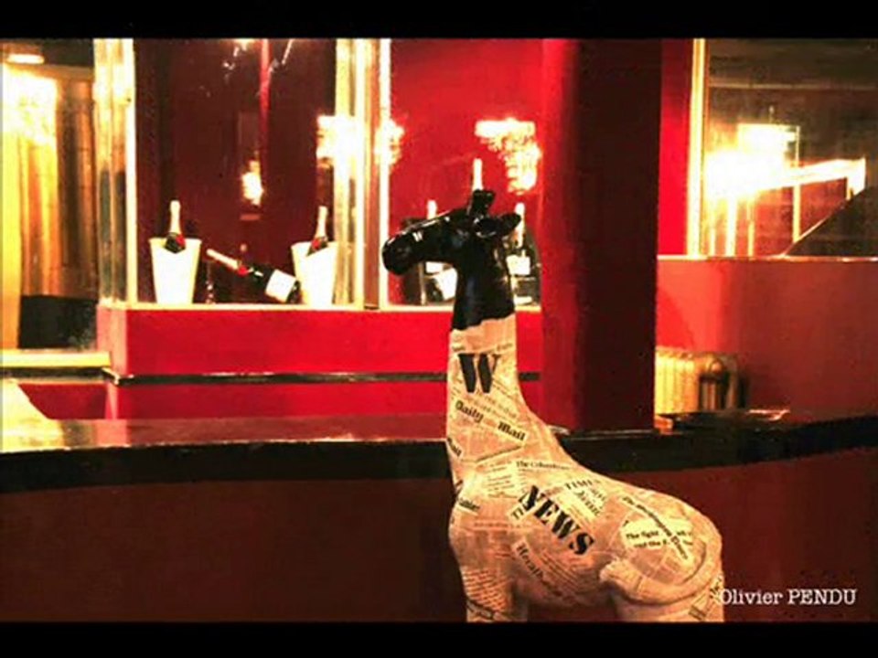 une girafes au Casino de Paris