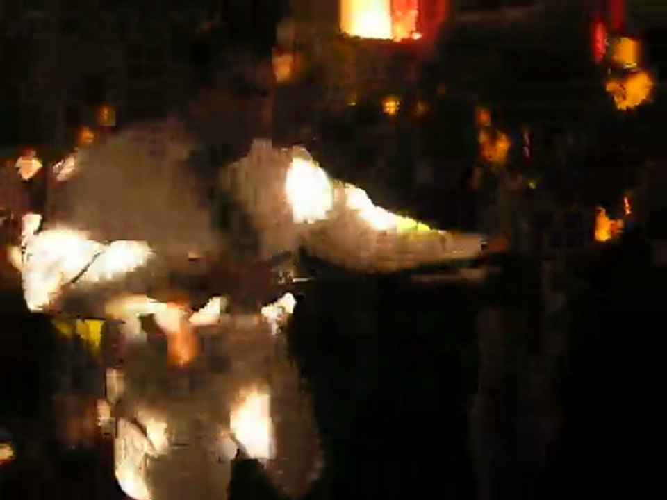 Jon met le feu sur la piste de danse ! He's born to be ALIVE