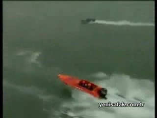 Dalga tekneyi böyle yuttu!