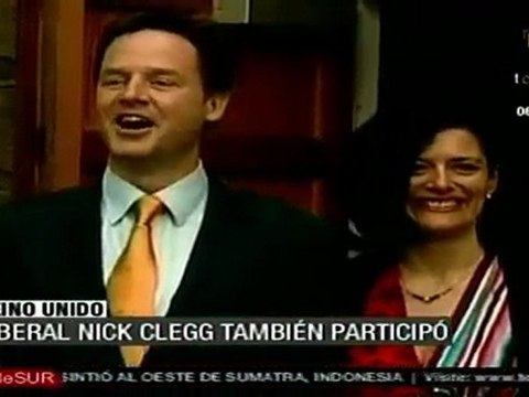Asiste a las urnas el liberal democrata Nick Clegg