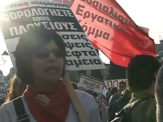 Des Grecs manifestent pendant le vote du plan d'austérité