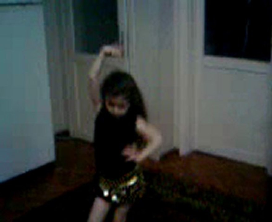 bi yanaktan... bi dudaktan... bi gıdıktan öperdim___ eda nas