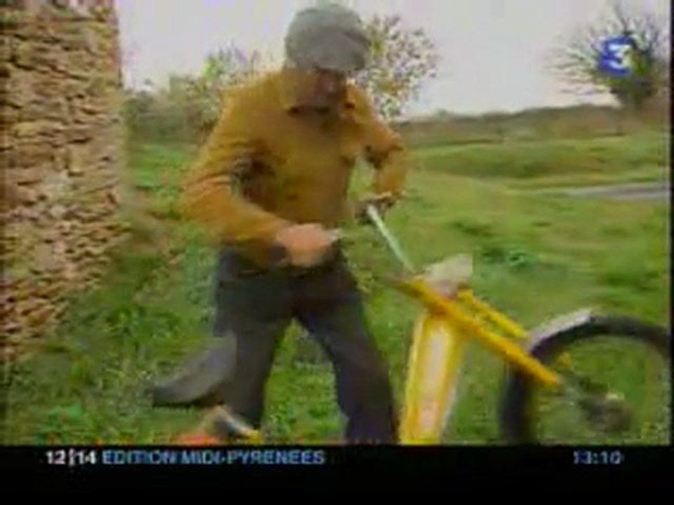 mobylette electrique trop chargée , papi rigolo