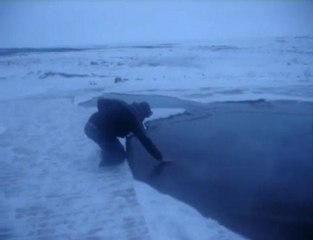 Régis met la main dans un geyser