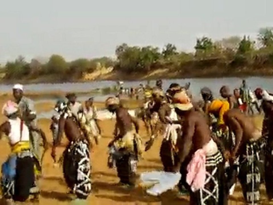 Danse des hommes forts à Sangbarella