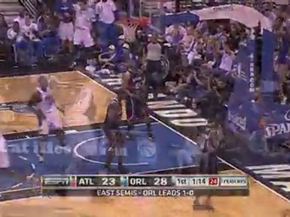 Jason Williams finds Dwight Howard with the nasty alley-oop