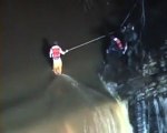 Tre persone in bilico sulla cascata: salvate