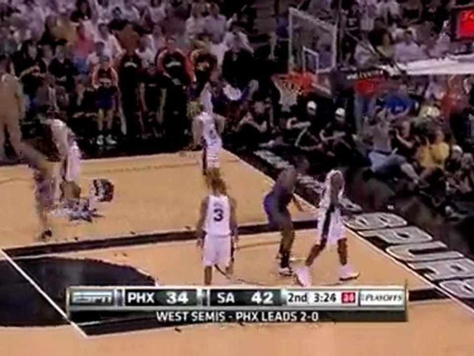 Steve Nash dishes inside to Amar'e who throws it down with s