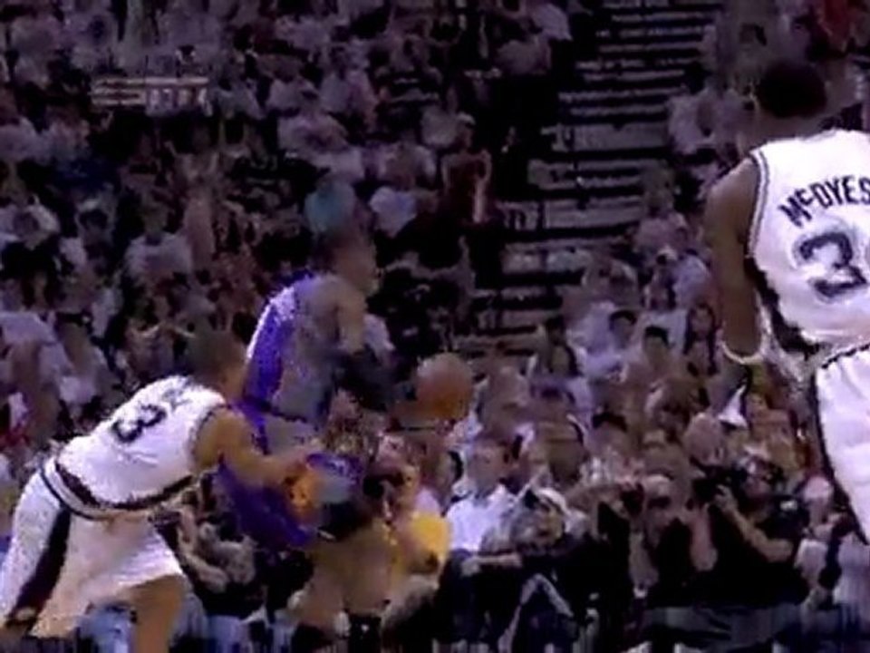 Amar'e Stoudemire goes up against George Hill for the hoop a