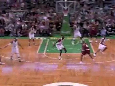 Antawn Jamison drops it down to Shaquille O'Neal who slams i