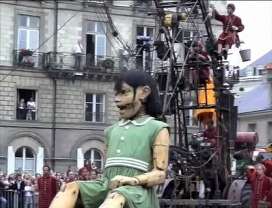 Royal De Luxe Nantes 2009 (3-réveil de la petite géante)
