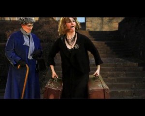 La Sorcière aide une vieille dame