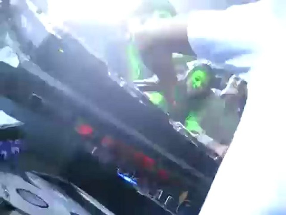 Laidback Luke Plays 'Missy Elliott - Get Ur Freak On