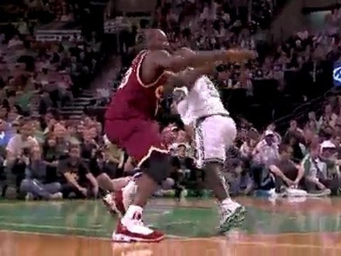 Rajon Rondo finds Kevin Garnett with this nice alley-oop in