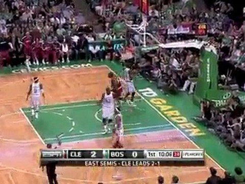 Antawn Jamison finds Shaquille O'Neal down low for an early