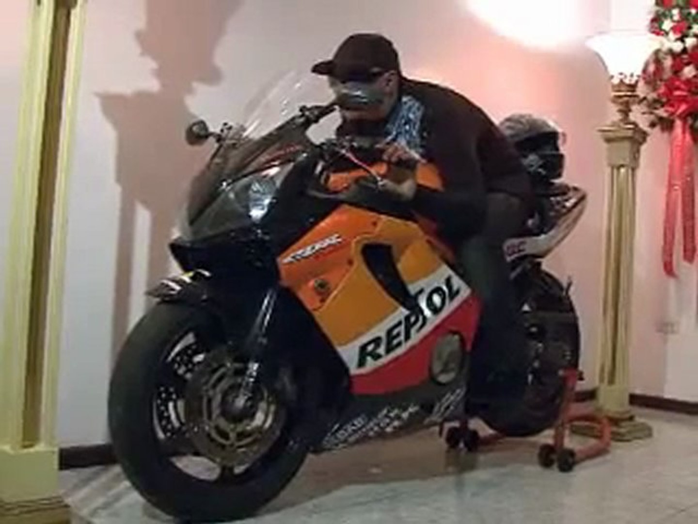 Un homme embaumé sur sa moto ! - Vidéo Dailymotion