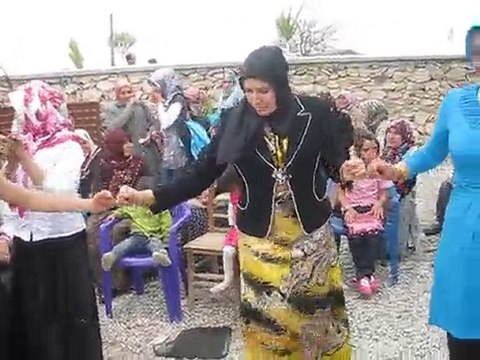 Zahide ile Emrah halay havası