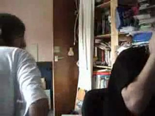 Il se prend une grosse claque par son ami