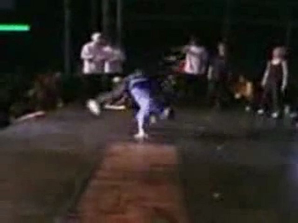 Breakdancer chute d'une estrade