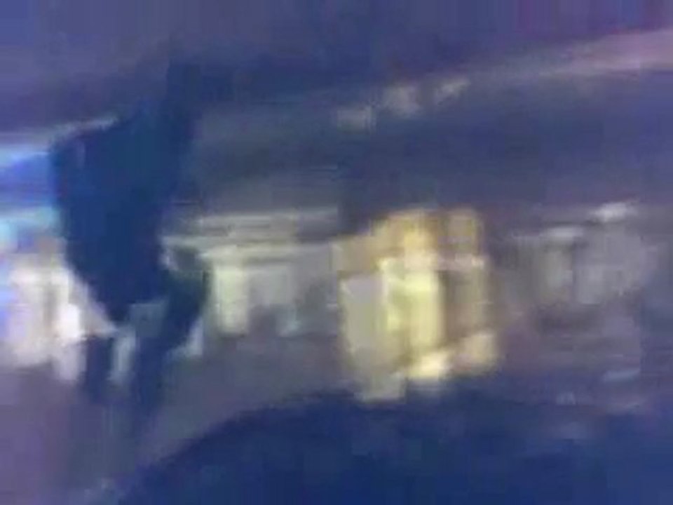 Régis monte sur une voiture