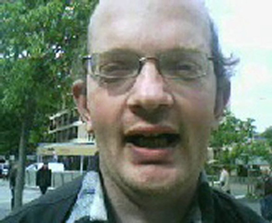 un vrai chanteur mdrrrr .! on le surnom maguerite la vache