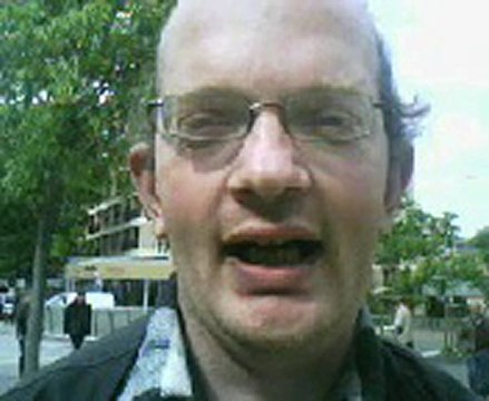 un vrai chanteur mdrrrr .! on le surnom maguerite la vache