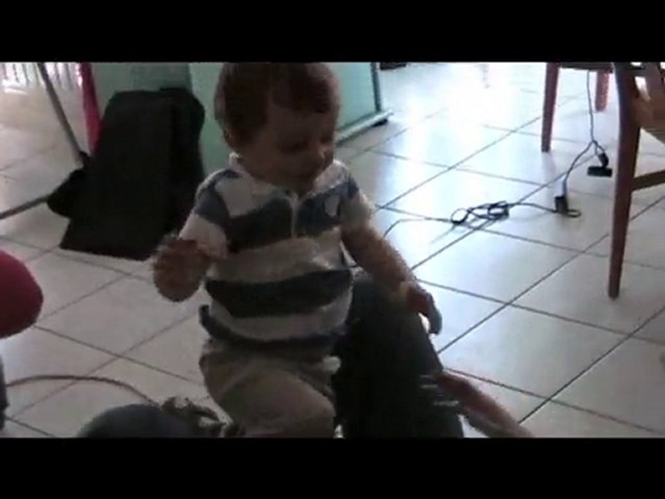 100524_Victor saute sur son papa