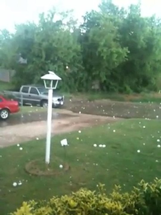 Chicchi di grandine grossi come palle da bowling