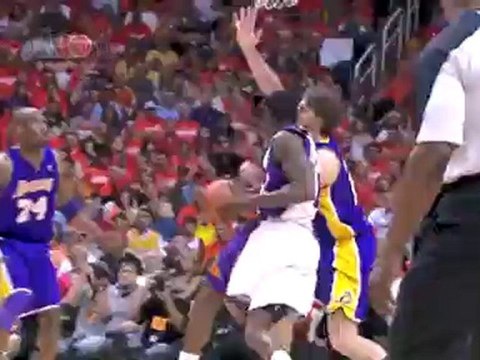 Amar'e Stoudemire goes through the Suns defense and gets the