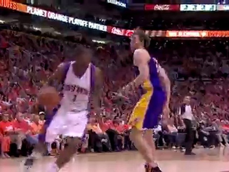 Amar'e Stoudemire powers the Suns offense in Game 3, scoring