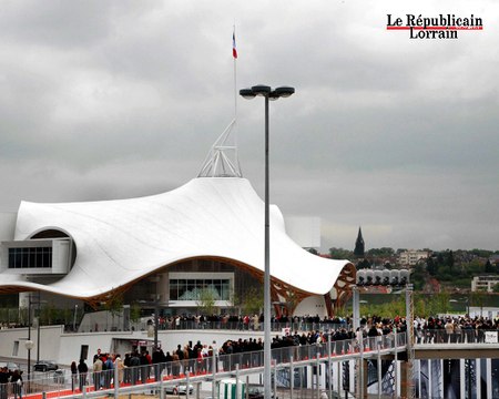 Pompidou Metz : des curieux tentent d'apercevoir Sarkozy