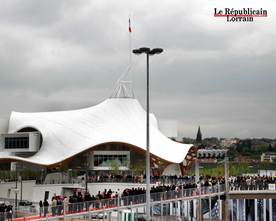 Pompidou Metz : des curieux tentent d'apercevoir Sarkozy