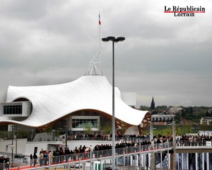 Pompidou Metz : des curieux tentent d'apercevoir Sarkozy