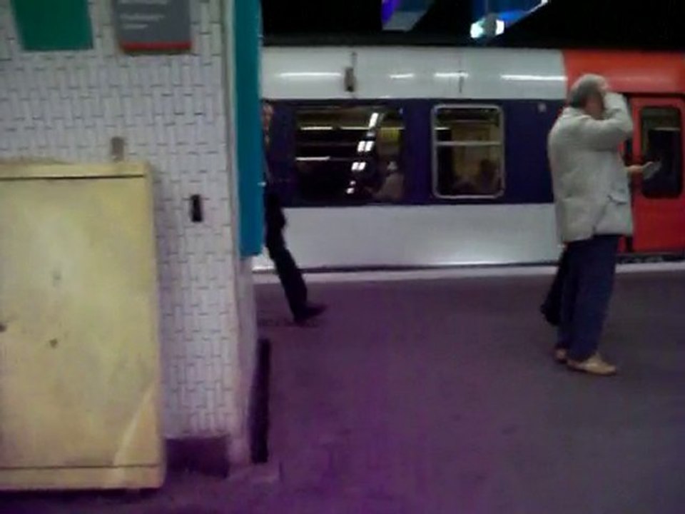 Paris station Notre Dame st michel - RER B