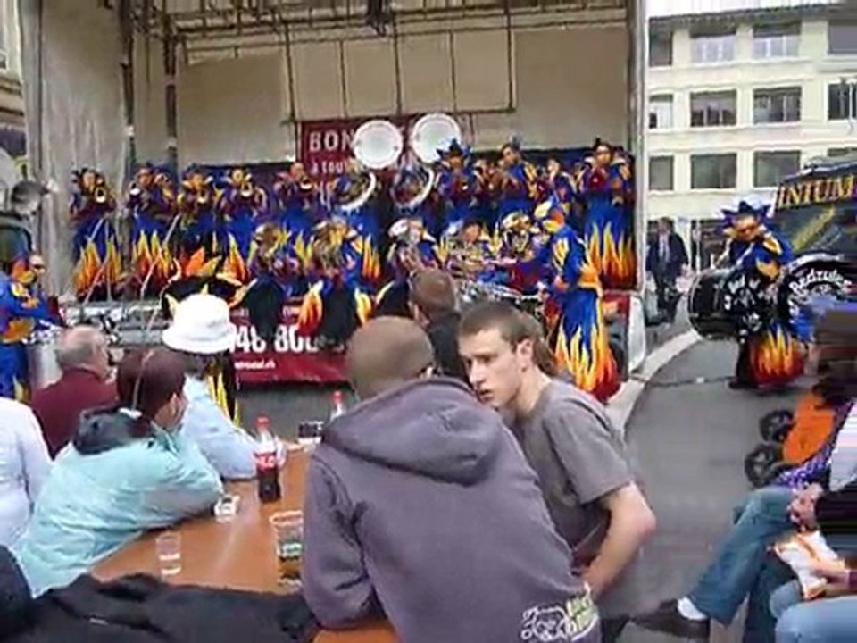 Les Bedzules au Carnaval de lausanne jouent Lovebugs