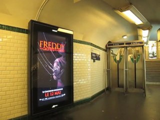 Affiches numériques Metrobus dans le métro parisien