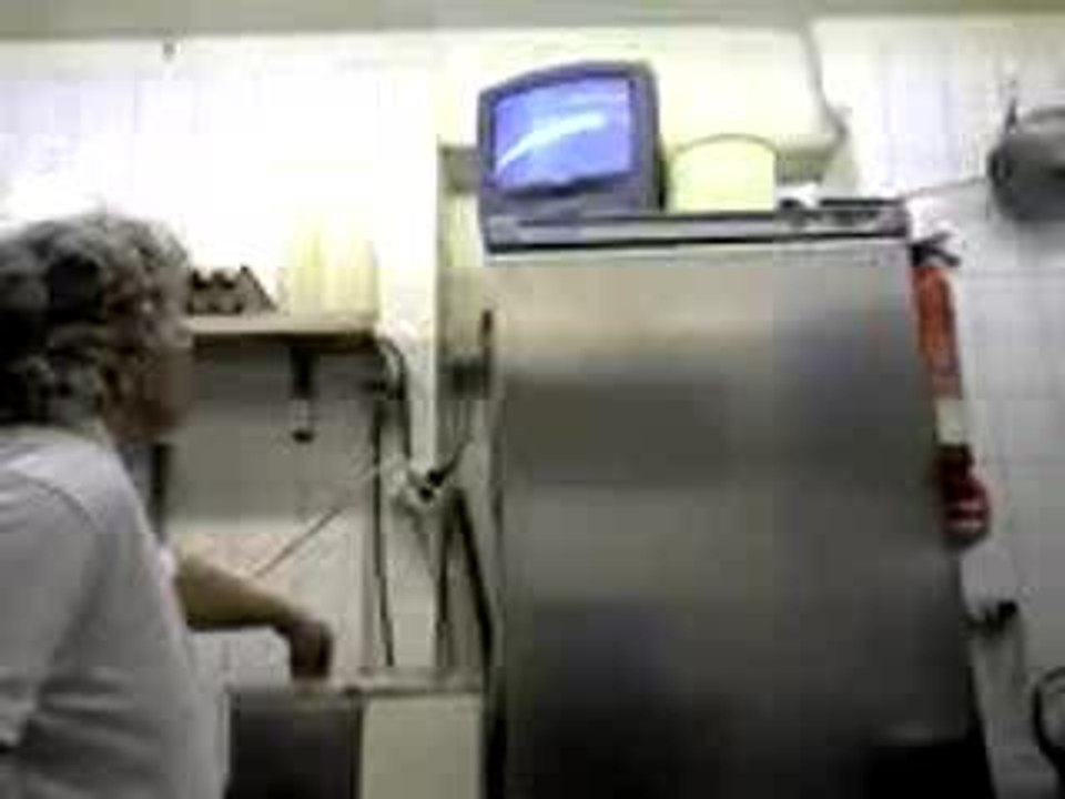 Charles regarde un match dans sa cuisine