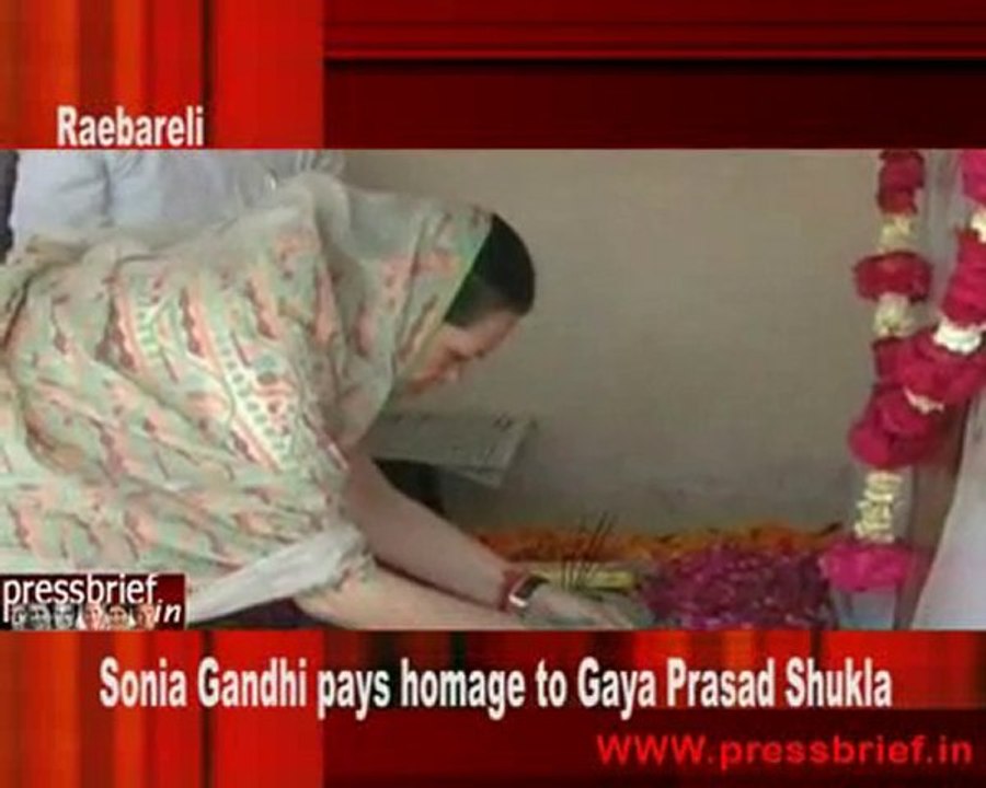 Sonia Gandhi pays homage to Gaya Prasad Shukla(RBL)31Mar 10