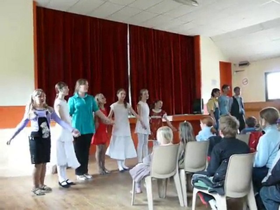 chant en bielorusse des participants à la représentation thé