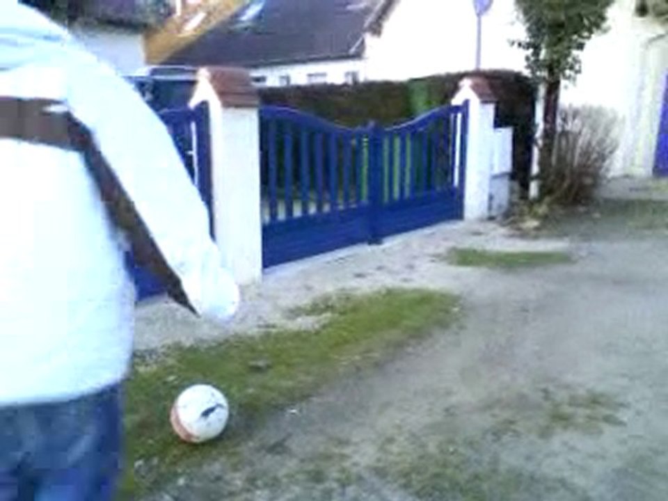 Foot cible dans une poubelle