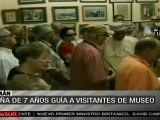 Mariam, una niña de 7 años, es guía en museo de Omán