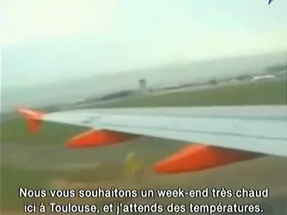 Une Hotesse de l'Air easyJet Craque à Toulouse. Stewardess (easyJet) Cracking in Toulouse ;)