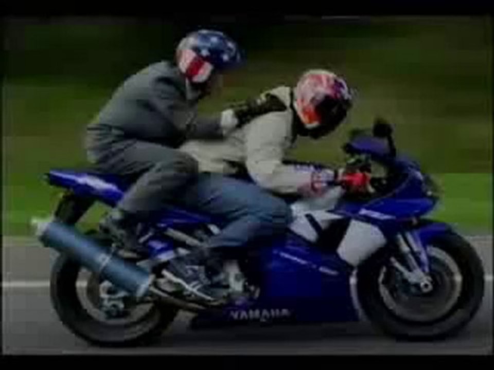 O_Comprador_Testa_a_Moto_R1_com_o_Vendedor